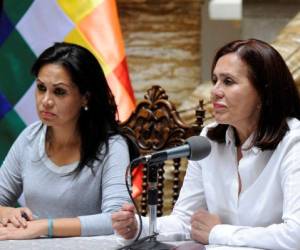 La Paz: la canciller boliviana Karen Longaric (R) habla durante una conferencia de prensa sobre la situación de los ciudadanos cubanos denunciados como detenidos por el gobierno cubano en La Paz, el 15 de noviembre de 2019. Cuba denunció el viernes la detención de cuatro miembros de su centro médico. brigada en Bolivia y exigió que sean liberados de inmediato. / AFP / JORGE BERNAL