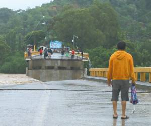 Una pilastra de unos 30 metros del puente Saopín que une Atlántida y Colón se dañó con la tormenta tropical Sara a raíz de la crecida del río Cangrejal.