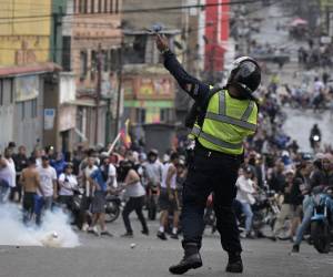 Grandes cantidades de personas salieron a las calles en varias ciudades de Venezuela para expresar su rechazo a los resultados electorales anunciados por el CNE, pues consideran que no representan su voluntad. Por la mañana la ciudad desolada, pero con rostros tristes que se fueron sumando en las calles para repudiar lo que consideran como un fraude electoral.