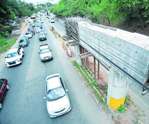 Dos columnas son lo más visible del “proyecto Cliper”, la estructura permanece en medio del bulevar Fuerzas Armadas sosteniendo el abandonado concreto.