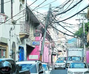 En los más de 1,400 barrios y colonias los capitalinos pueden encontrar postes cargados de cables.