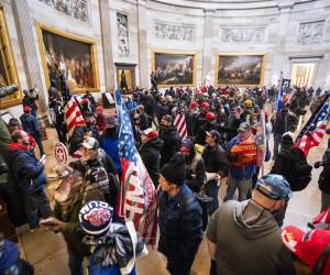 Los partidarios de Donald J. Trump recorren el rotonda del Capitolio de Estados Unidos tras haber violado la seguridad del Capitolio durante su protesta por supuesto fraude, el pasado 06 de enero de 2021.