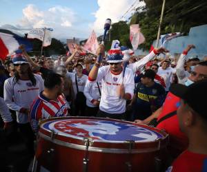 Con bombos y con una pasión sin igual llegaron los integrantes de la gran barra del Olimpia, la Ultra Fiel. Aquí las imágenes de su llegada.