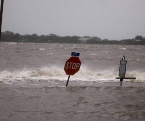 El huracán Debby alcanzó este lunes las costas del noroeste de Florida como un huracán de categoría 1, según anunció el Centro Nacional de Huracanes (NHC). Este fenómeno meteorológico amenaza con provocar inundaciones en otras zonas del sureste de Estados Unidos.