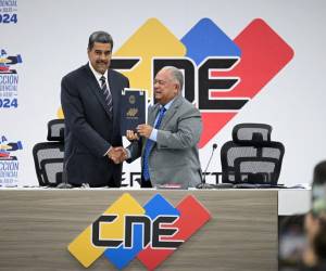 Nicolás Maduro le da la mano al presidente del Consejo Nacional Electoral (CNE), Elvis Amoroso, durante su proclamación como presidente en la sede del CNE, en momento en que se intensifican las dudas sobre su triunfo entre llamados desde la comunidad internacional para que se demuestre con las urnas el triunfo y la acusación de la oposición de un fraude electoral.