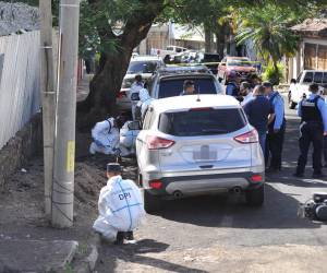 El cuerpo del hombre fue descubierto al volante dentro de la camioneta que aparece delante de este vehículo gris.