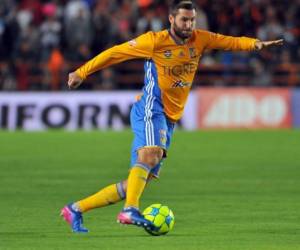 Andre Gignac de Tigres conduce el balón durante su partido Clausura mexicana 2017 Torneo de fútbol partido contra Pachuca en el estadio Hidalgo.