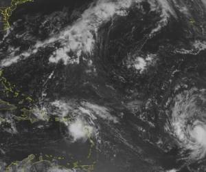 El huracán se desplazaba hacia el noroeste a 28 km por hora con vientos máximos de 120 km por hora.