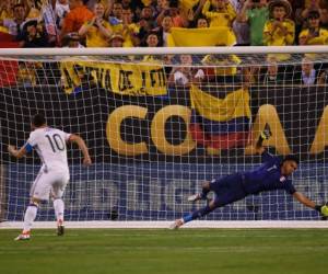 James Rodríguez abrió la tanda de penales para Colombia.