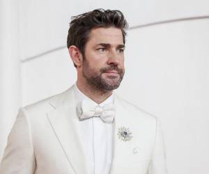 El popular actor de las series “The Office” o “Jack Ryan”, de 45 años, se define como un esposo y padre de familia que se da atracones de documentales de Netflix y disfruta de los cuentos que lee para dormir a sus hijos. Así es la vida del actor John Krasinski, nominado el hombre vivo más sexi de 2024.