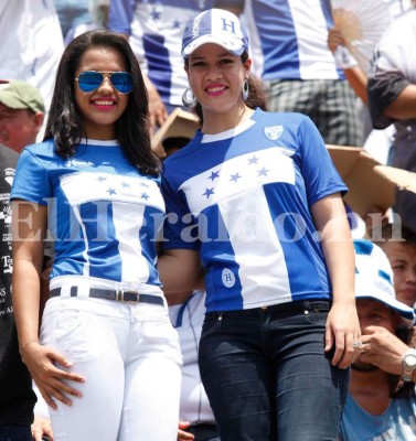 Las catrachas que adornan con su belleza el Estadio Olímpico