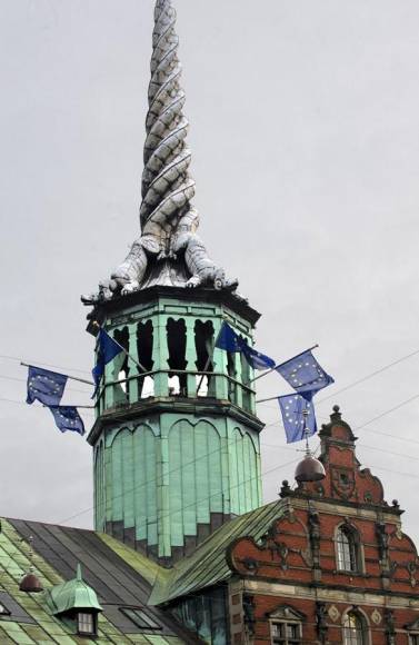 Terror en Copenhague: Incendio devasta icónico edificio del siglo XVII