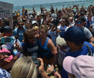 Diana Nyad concluyó su travesía de Cuba a Florida el lunes.