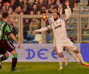 Gonzalo Higuaín abrió el marcador para la Juve en Sassuolo en el minuto 9 (Foto: Agencia AFP)