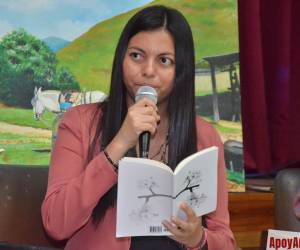 Dania Euceda leyendo sus poemas ante el auditorio en la Casa de la Cultura.