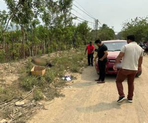 El cuerpo del occiso quedó tirado a un costado de una calle de tierra.