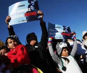 Migrantes a favor de las reformas protestan en las afueras de la Corte Suprema en Washington. (Foto: AFP)