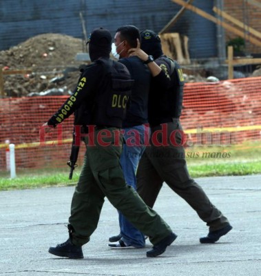 En avioneta y fuertemente custodiados, el traslado de los seis policías que cayeron con droga (FOTOS)