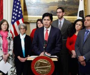 El presidente protempore del Senado de California, Kevin de León, reaccionó de inmediato a las primeras medidas de Donald Trump contra la inmigración y prometió defender a los indocumentados con todas las armas legales posibles, foto: Twitter Kevin de León.