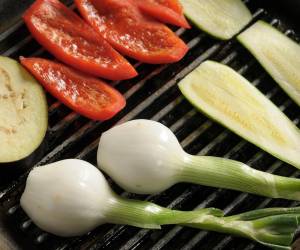 Los vegetales adquieren sabores sensacionales cuando se cocinan a fuego bajo en la parrilla.