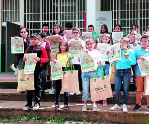 4,000 fascículos relacionados con el cuidado del medio ambiente se entregaron a las ocho escuelas que conforman el proyecto.