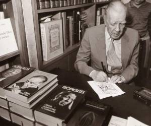 El escritor Jorge Luis Borges en una firma de obras de su autoría en la librería Casares en 1985.