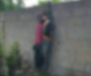 Los dos muchachos fueron colgados de un muro de concreto en la colonia El Pedregal de San Pedro Sula.