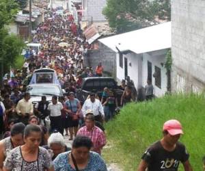 La multitud acompañó a la marcalina esta tarde hasta su última morada (Foto cortesía: Berta Suazo)