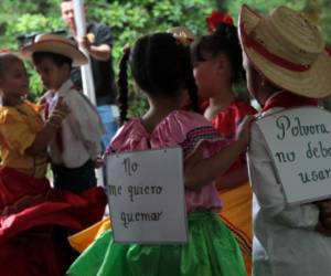 Los niños del cuadro de danzas de la guardería San Francisco portaron rótulos para generar conciencia.