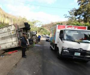 La rastra que ocasionó el accidente y el autobús serán retirados en una media hora, anunciaron autoridades policiales