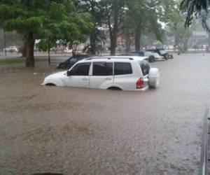 Varios vehículos resultaron inmovilizados por la inundación.