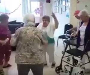 Los abuelitos disfrutaron del tema en el Asilo Lcc Adult Day Care con el propósito de levantar el estado de ánimo de sus pacientes mayores.