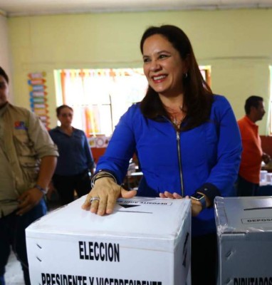 Foto: Así llegó a votar la primera dama Ana García de Hernández