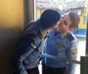 Esta imagen donde dos policías simular darse un beso se viralizó en redes sociales.