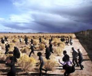 El video 'Invasión', muestra hombres en traje y corbata y mujeres elegantemente vestidas corriendo por el desierto que separa Estados Unidos de México en algunas partes de su frontera en común.