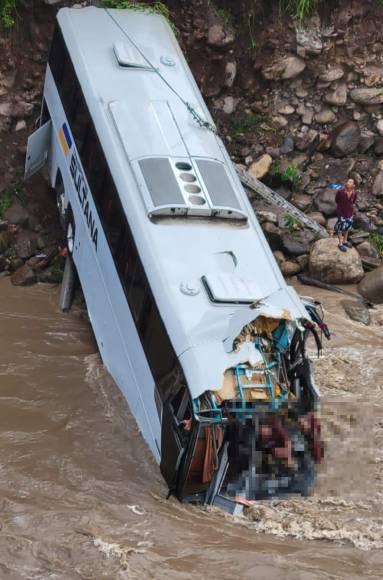 Las imágenes del accidente de un bus lleno de migrantes en Copán; hay 4 muertos