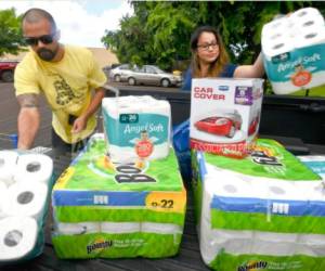 Habitantes acumulan víveres ante la inminente llegada del huracán Lane en Lihue, en la isla de Kauai, Hawái, el 21 de agosto del 2018.