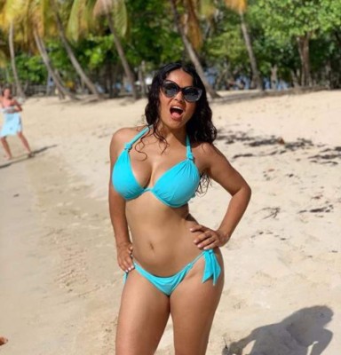 Salma Hayek y sus mejores fotos en bikini a los 53 años