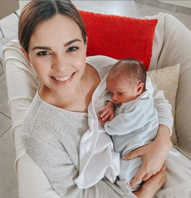 Así disfruta Anita, hija de Cash Luna, su etapa como mamá