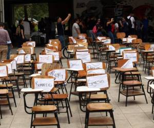 Los universitarios mantienen estas sillas vacías en los pasillos de la UNAH como señal de protesta contra los compañeros con órdenes de captura y judicializados, foto: Alex Pérez.