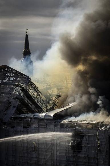 Terror en Copenhague: Incendio devasta icónico edificio del siglo XVII