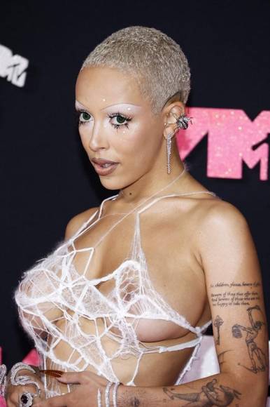 Inspirada en una araña: La historia tras el peculiar vestido que vistió Doja Cat en los VMAs