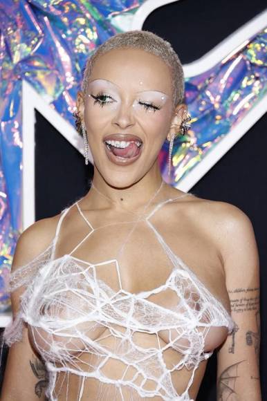 Inspirada en una araña: La historia tras el peculiar vestido que vistió Doja Cat en los VMAs