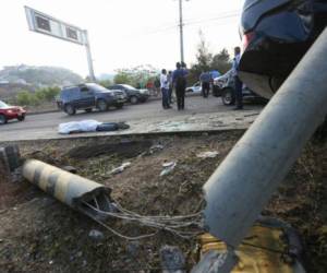 El impacto fue tal que el poste se partió y cayó sobre uno de los vehículos accidentados.