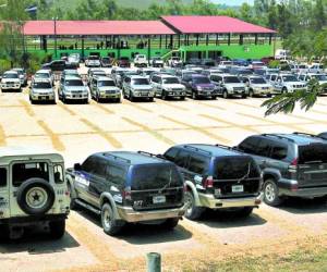 En el campo de parada Marte se están recibiendo los carros de lujo del Estado que serán puestos a la venta.