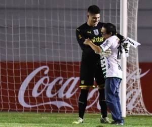 El portero Kevin Dawson del Peñarol tuvo un hermoso gesto con Lucas, un niño con síndrome de Down aficionado al Plaza Colonia de Uruguay, al aceptar que pateara un penal y celebrara el gol como todo un futbolista. Foto: Cortesía Peñarol.