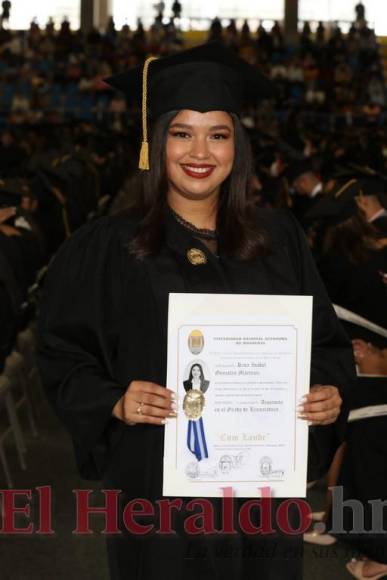 Con menciones honoríficas, UNAH realiza primeras graduaciones presenciales (Fotos)