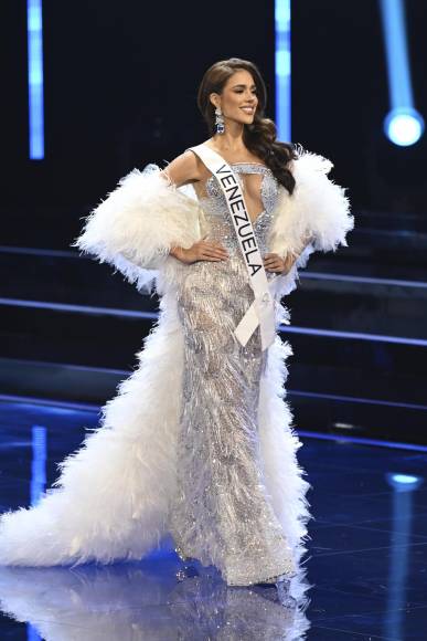 Las latinas destacaron con sus vestidos de gala en el Miss Universo