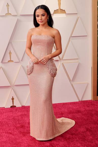 Deslumbrando con belleza y sencillez: los mejor vestidos de los Oscar 2022