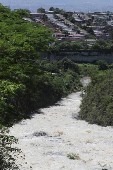 Así luce la represa Los Laureles tras intensas lluvias en la capital